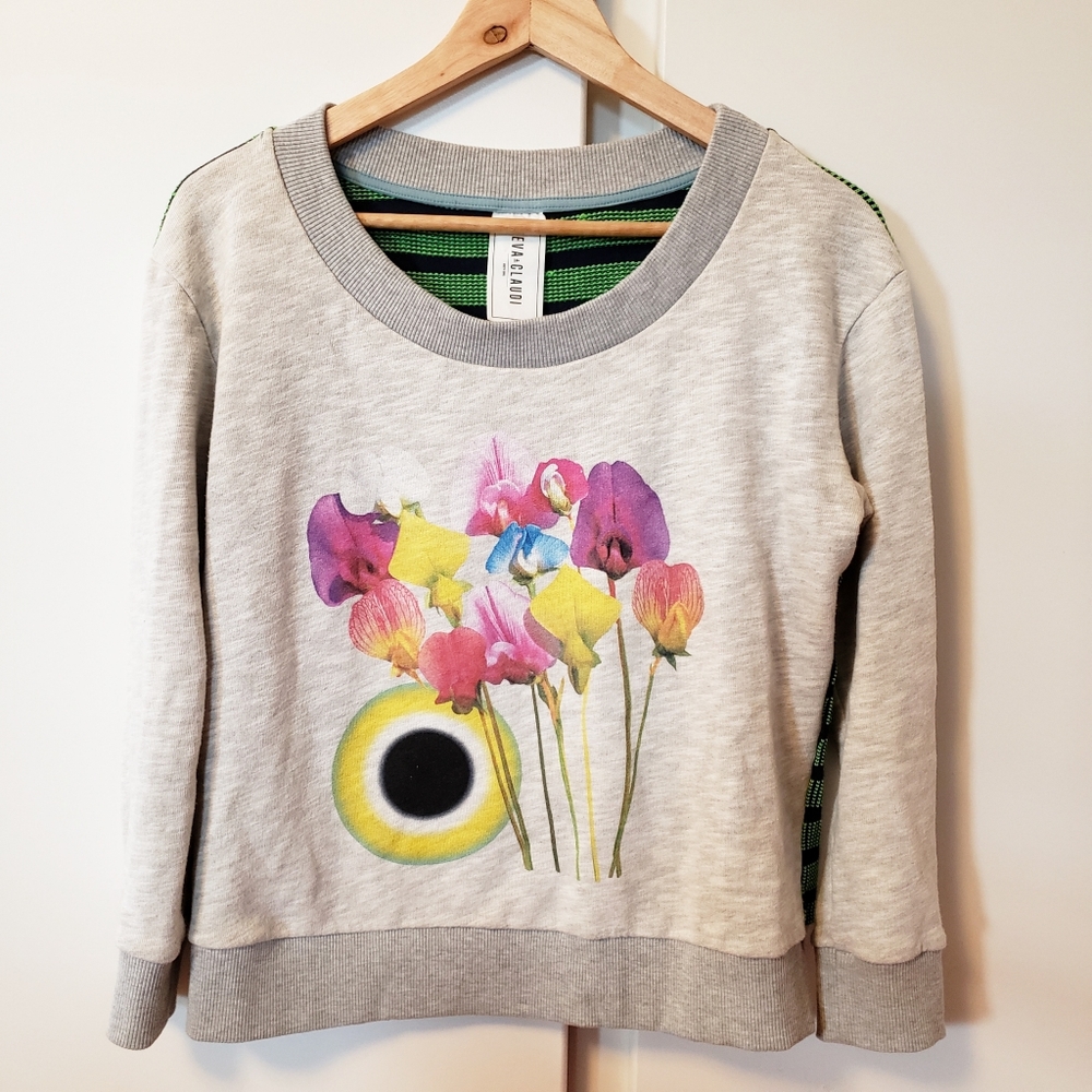 Sweatshirt with a twist